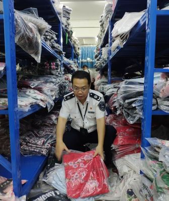 突擊檢查進(jìn)行時(shí) 服飾打假遇倉庫“閉門羹”，執(zhí)法目光聚焦隱蔽角落
